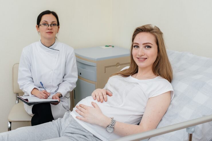 doctor advises serves young pregnant girl medical clinic medical examination 180601 2377
